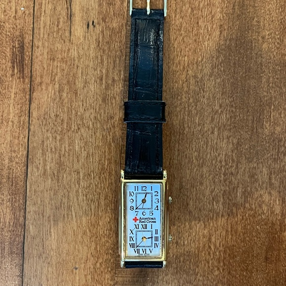 Beautiful Unisex American Red Cross Gold and Black Watch, needs new battery - Picture 5 of 5